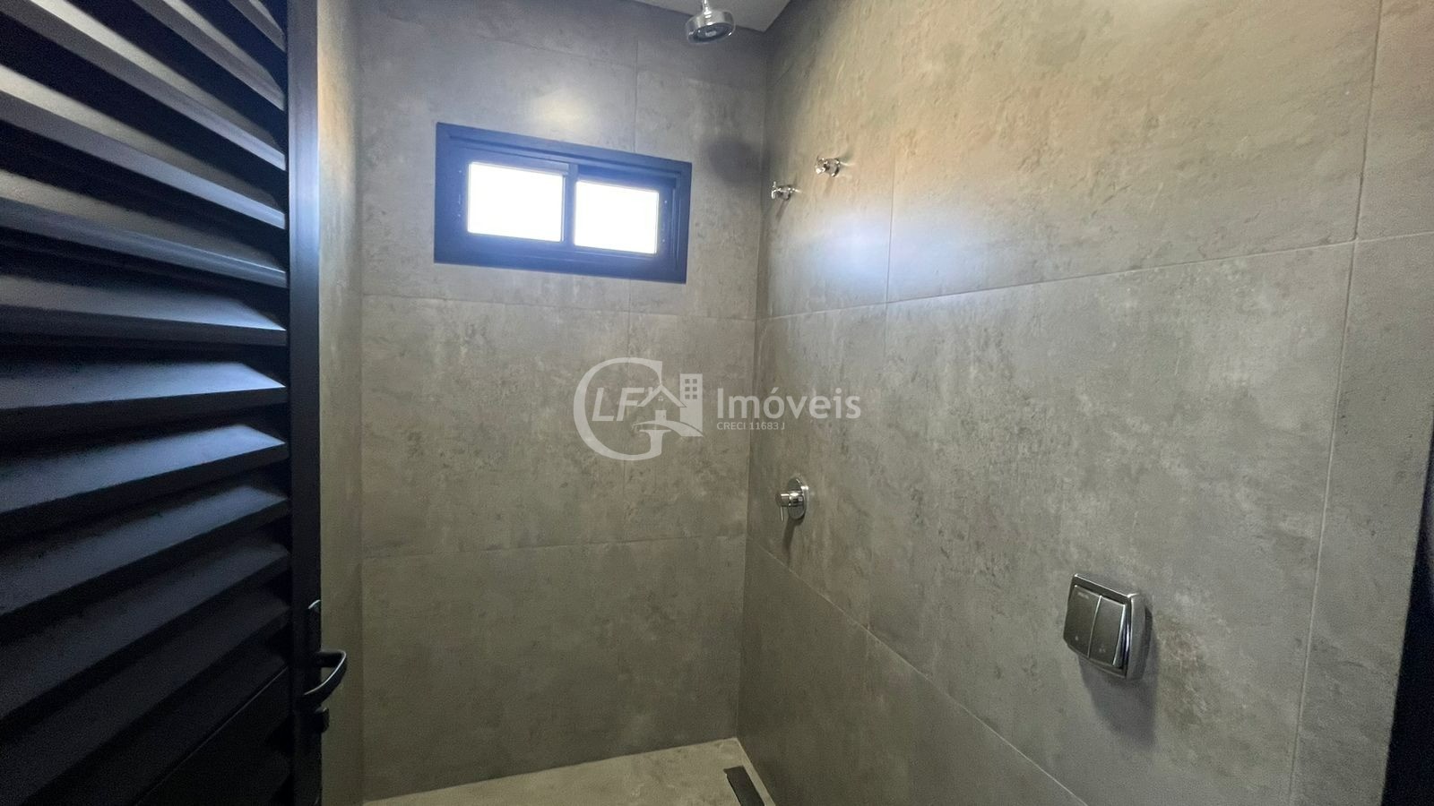 Imperdível oportunidade! Casa à venda em Alphaville Campo Grande-MS com 3 quartos, 3 suítes, 3 salas e 330m². Confira!