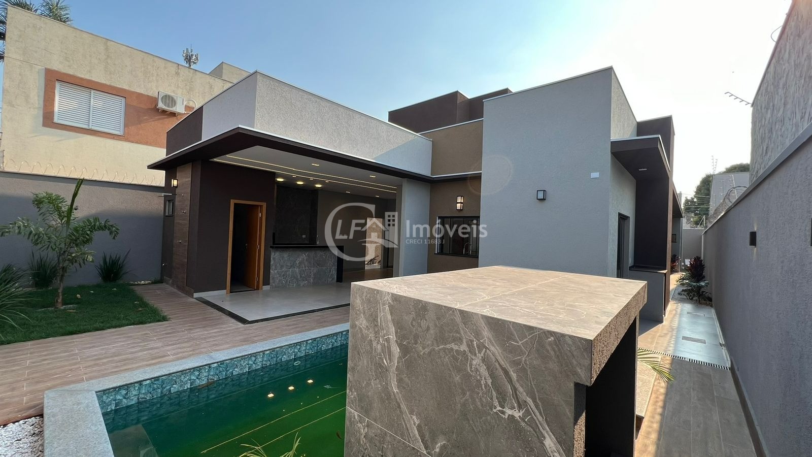 Casa à venda na Vila Vilas Boas em Campo Grande-MS: 3 quartos, 3 suítes, 3 salas, 2 banheiros, 4 vagas de garagem, 180m².