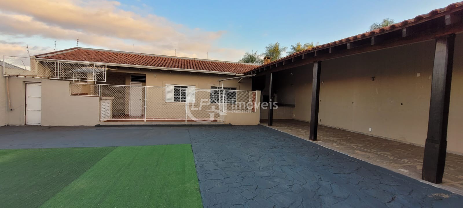 Casa Comercial para Locação no Bairro Amambaí em Campo Grande-MS: 6 Salas, 7 Banheiros, 20 Vagas de Garagem e 250m² de Área.