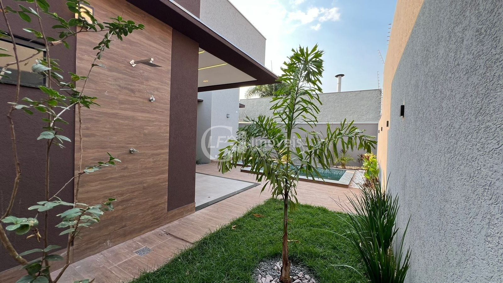 Casa à venda na Vila Vilas Boas em Campo Grande-MS: 3 quartos, 3 suítes, 3 salas, 2 banheiros, 4 vagas de garagem, 180m².