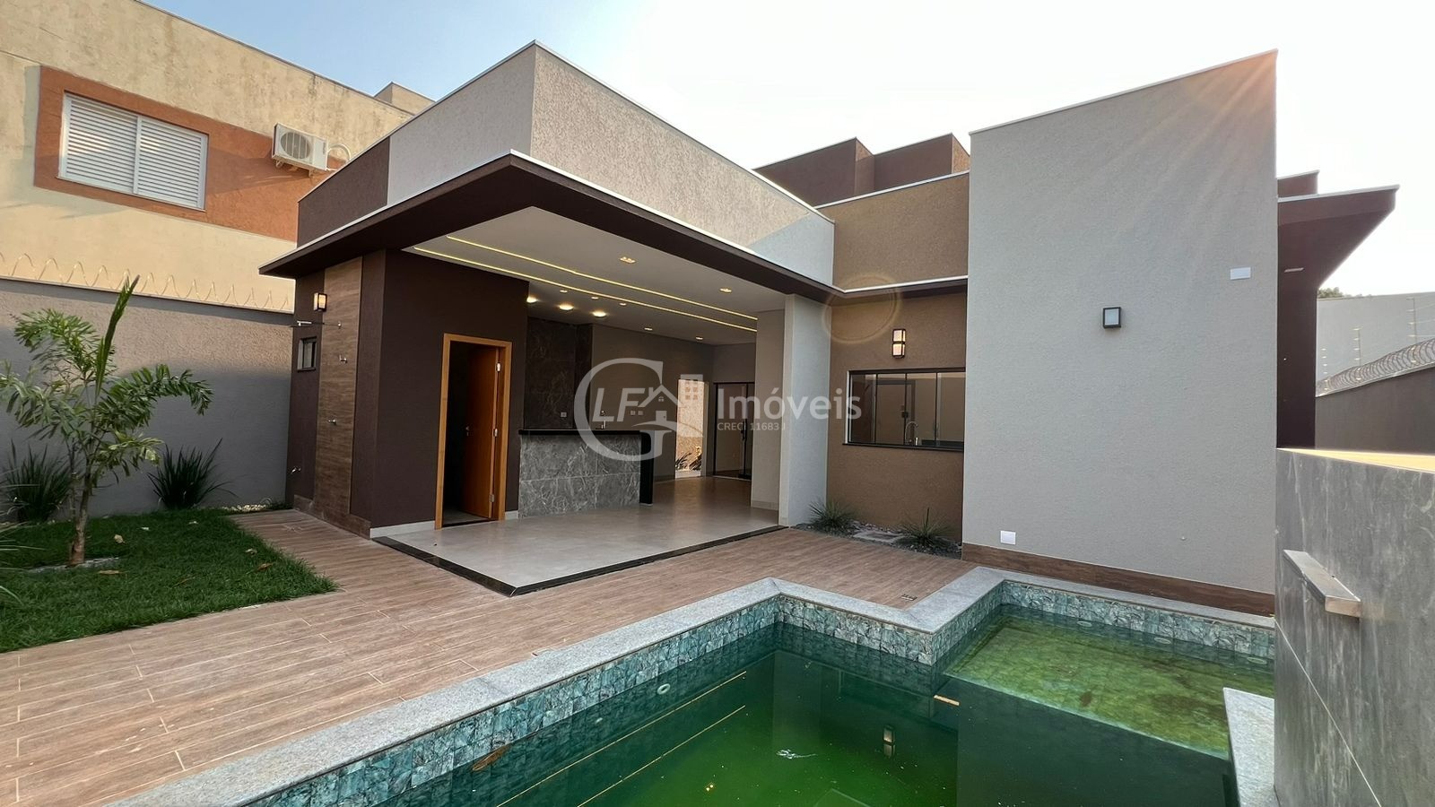 Casa à venda na Vila Vilas Boas em Campo Grande-MS: 3 quartos, 3 suítes, 3 salas, 2 banheiros, 4 vagas de garagem, 180m².