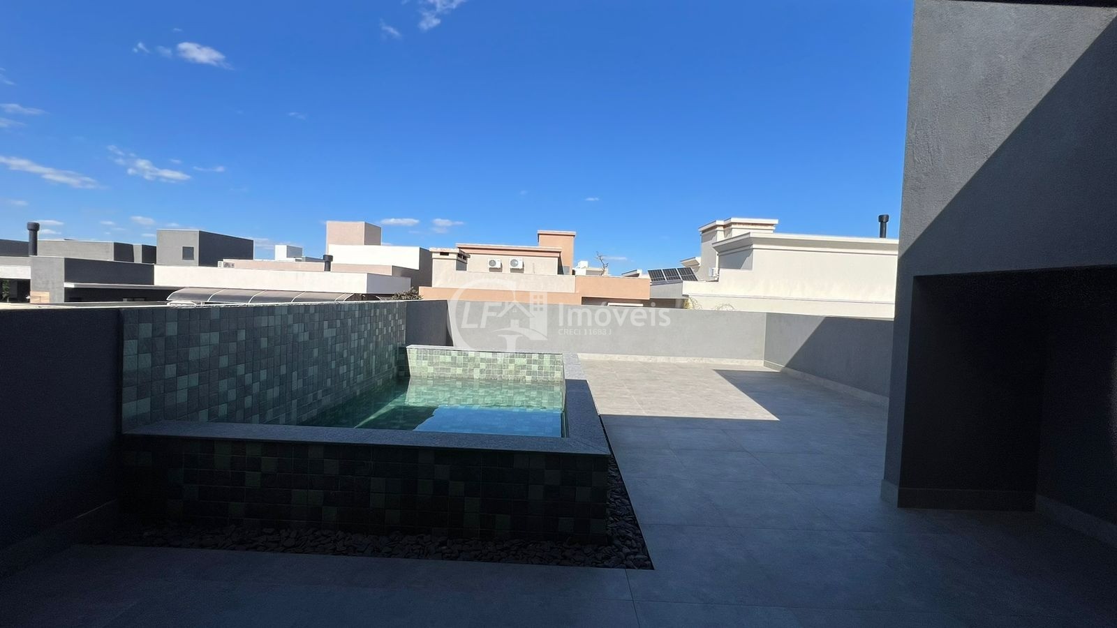Imperdível oportunidade! Casa à venda em Alphaville Campo Grande-MS com 3 quartos, 3 suítes, 3 salas e 330m². Confira!