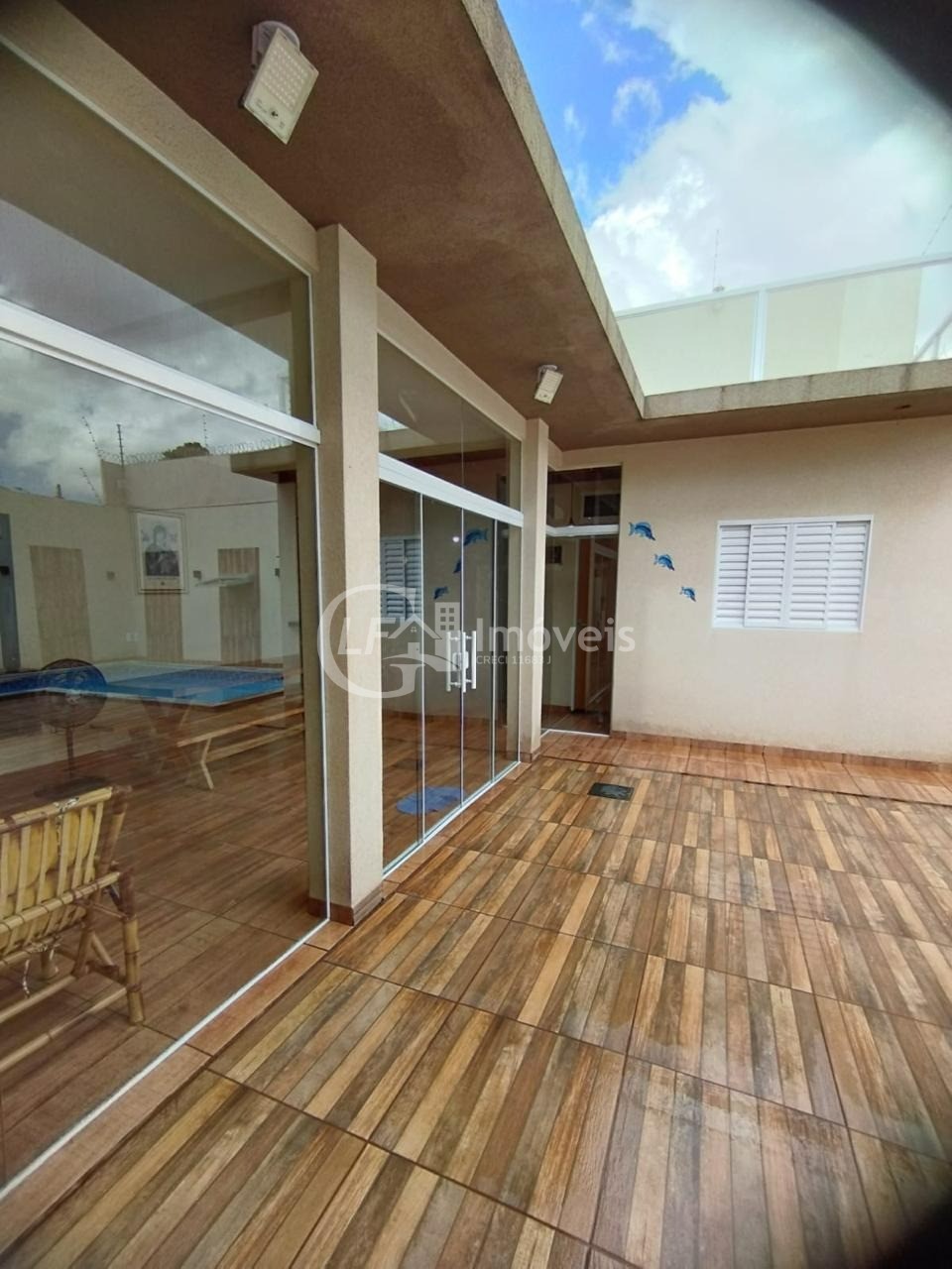 Casa à venda em Campo Grande-MS, bairro Panorama: 2 quartos, 1 suíte, 3 salas, 2 banheiros, 4 vagas de garagem, 266m².
