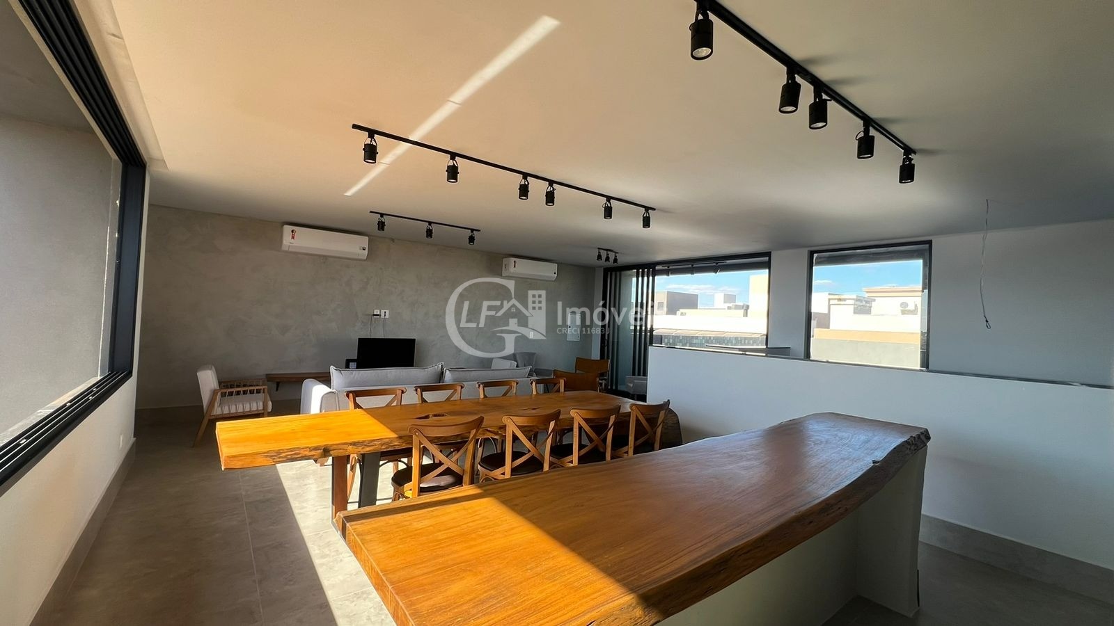 Imperdível oportunidade! Casa à venda em Alphaville Campo Grande-MS com 3 quartos, 3 suítes, 3 salas e 330m². Confira!