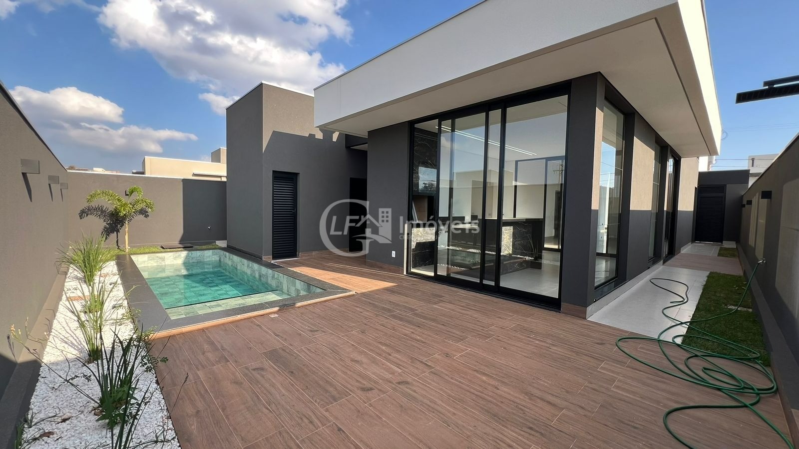 Imperdível Casa à Venda em Campo Grande-MS, Residencial Shalom: 3 quartos, 3 suítes, 3 salas, 2 banheiros, 4 vagas, 182,13 m²!