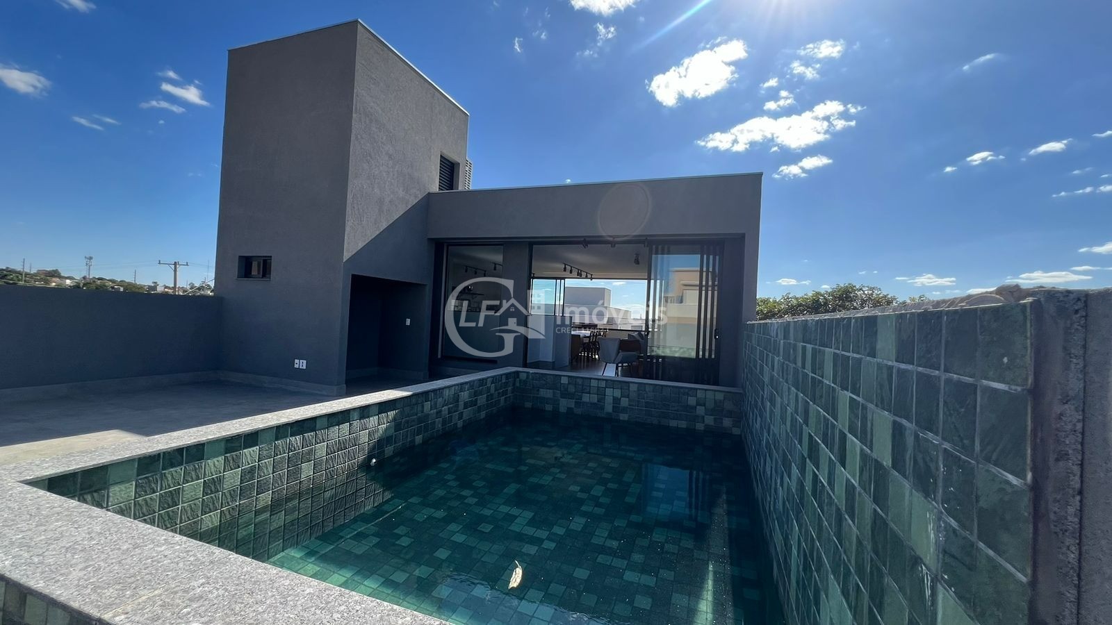 Imperdível oportunidade! Casa à venda em Alphaville Campo Grande-MS com 3 quartos, 3 suítes, 3 salas e 330m². Confira!