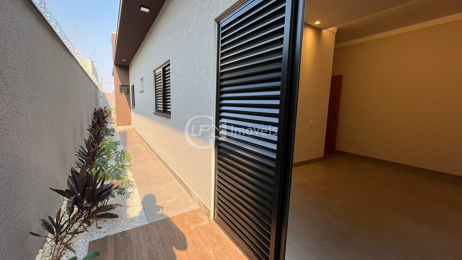 Casa à venda na Vila Vilas Boas em Campo Grande-MS: 3 quartos, 3 suítes, 3 salas, 2 banheiros, 4 vagas de garagem, 180m².