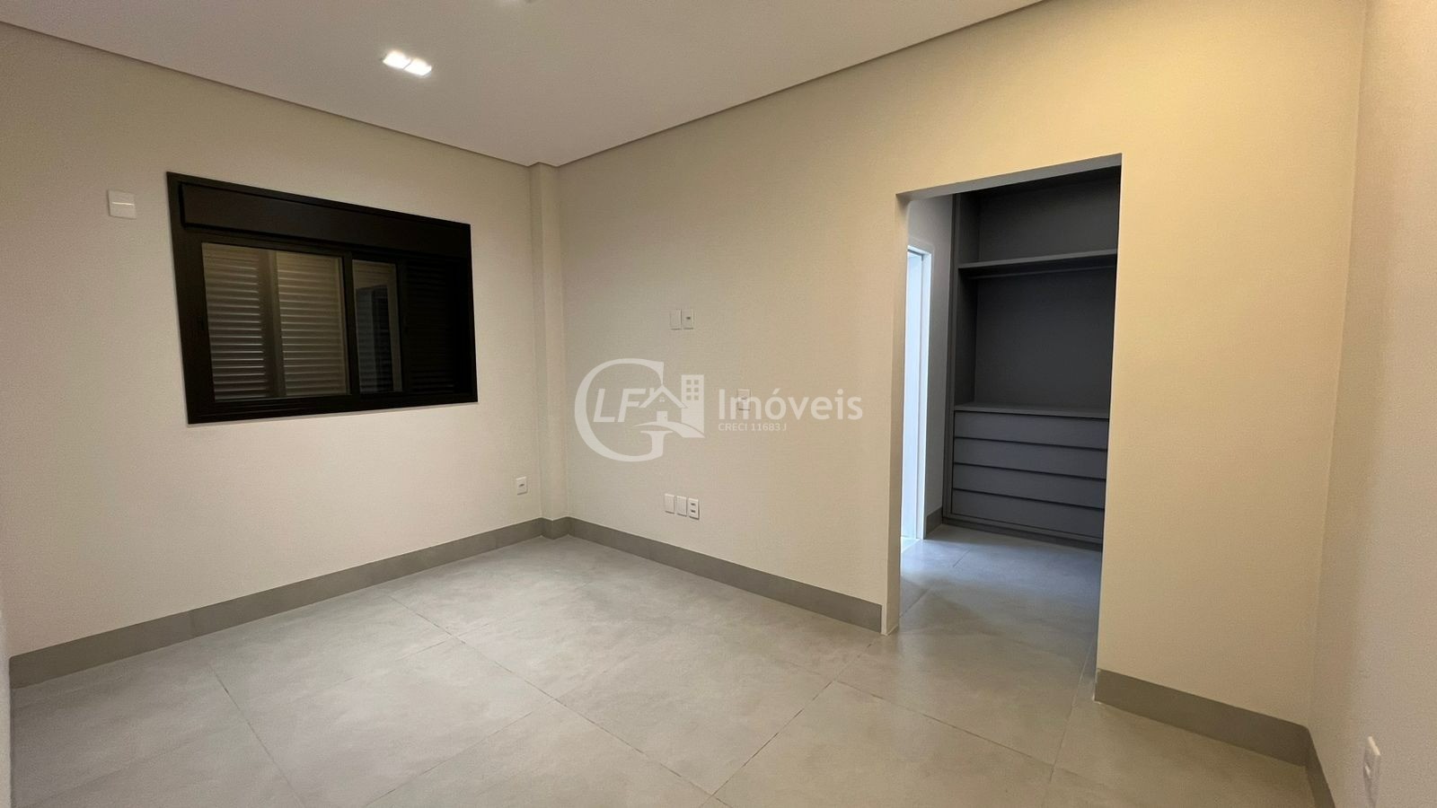 Impecável Casa em Condomínio à Venda em Alphaville Campo Grande 3, Campo Grande-MS: 3 Quartos, 3 Suítes, 3 Salas, 1 Banheiro, 4 Vagas, 180,38 m²!
