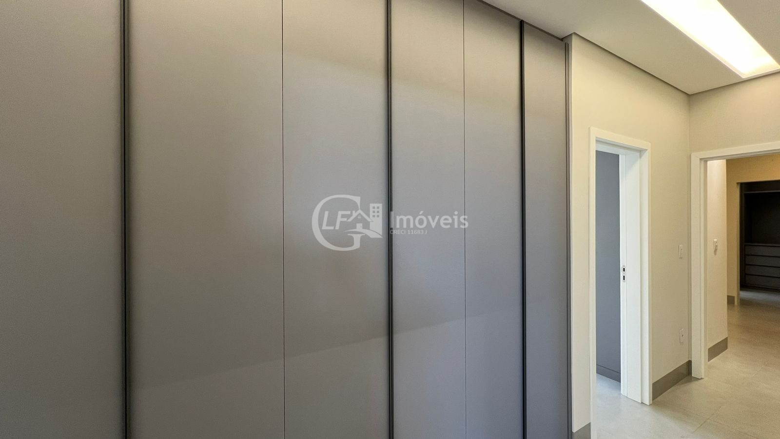 Impecável Casa em Condomínio à Venda em Alphaville Campo Grande 3, Campo Grande-MS: 3 Quartos, 3 Suítes, 3 Salas, 1 Banheiro, 4 Vagas, 180,38 m²!