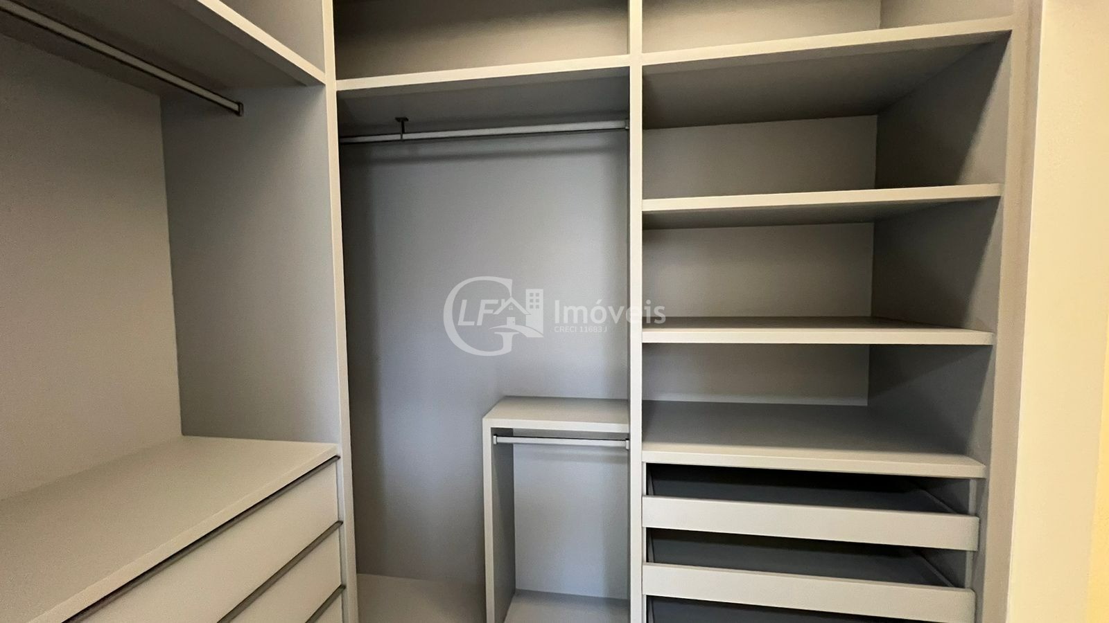 Impecável Casa em Condomínio à Venda em Alphaville Campo Grande 3, Campo Grande-MS: 3 Quartos, 3 Suítes, 3 Salas, 1 Banheiro, 4 Vagas, 180,38 m²!
