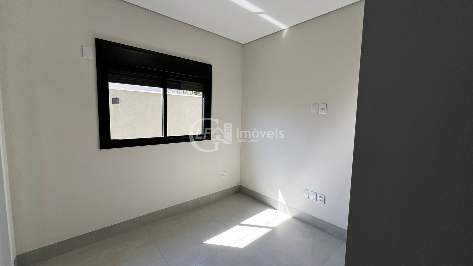 Impecável Casa em Condomínio à Venda em Alphaville Campo Grande 3, Campo Grande-MS: 3 Quartos, 3 Suítes, 3 Salas, 1 Banheiro, 4 Vagas, 180,38 m²!