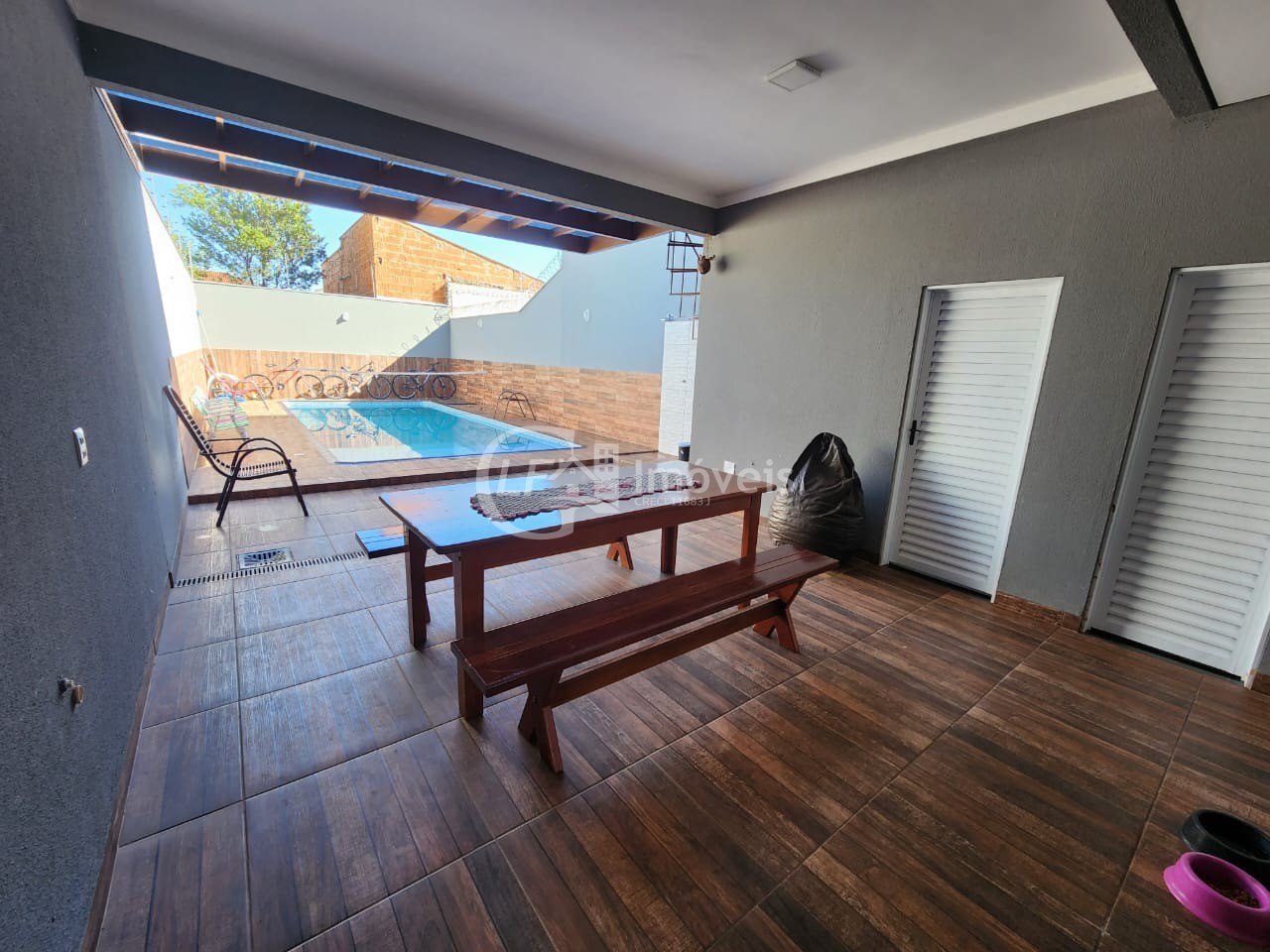 Impecável casa à venda em Campo Grande-MS, Jardim Tijuca: 3 quartos, 2 suítes, 1 sala, 2 vagas, 152m². Venha conferir!