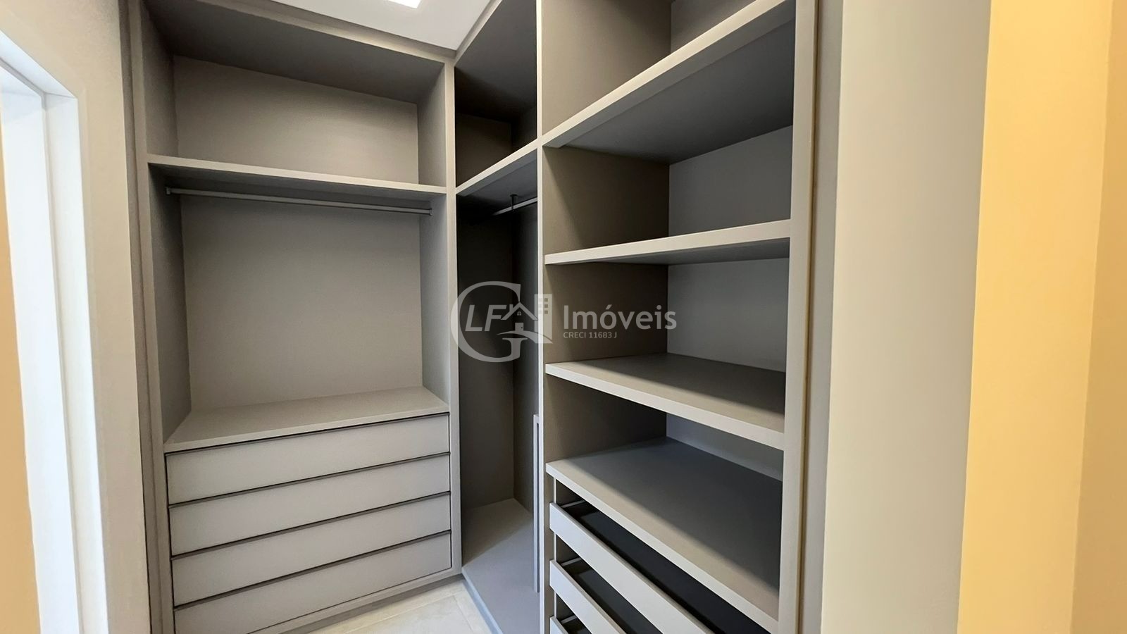 Impecável Casa em Condomínio à Venda em Alphaville Campo Grande 3, Campo Grande-MS: 3 Quartos, 3 Suítes, 3 Salas, 1 Banheiro, 4 Vagas, 180,38 m²!