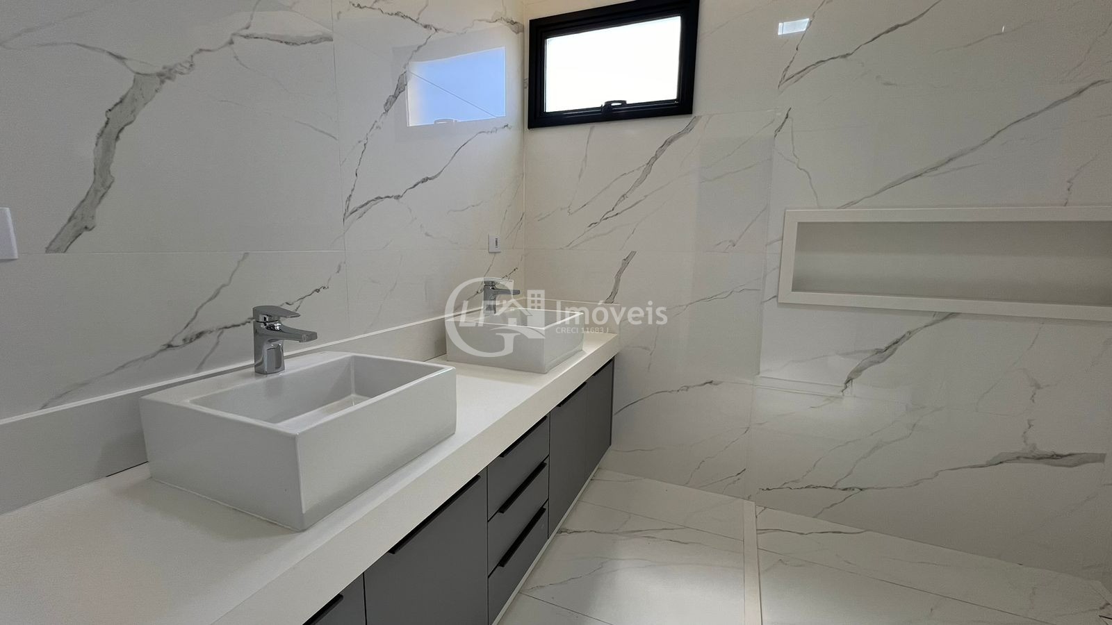 Impecável Casa em Condomínio à Venda em Alphaville Campo Grande 3, Campo Grande-MS: 3 Quartos, 3 Suítes, 3 Salas, 1 Banheiro, 4 Vagas, 180,38 m²!