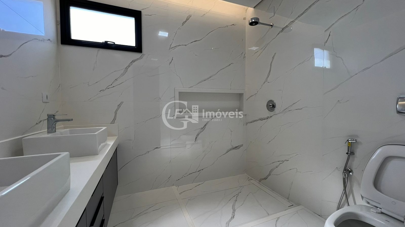 Impecável Casa em Condomínio à Venda em Alphaville Campo Grande 3, Campo Grande-MS: 3 Quartos, 3 Suítes, 3 Salas, 1 Banheiro, 4 Vagas, 180,38 m²!