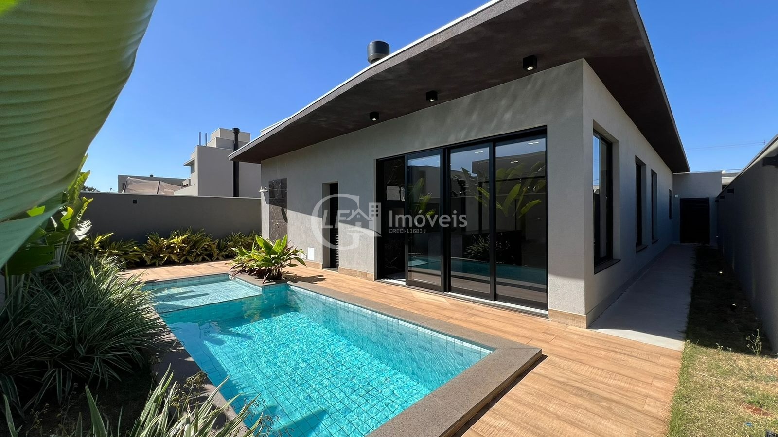 Impecável Casa em Condomínio à Venda em Alphaville Campo Grande 3, Campo Grande-MS: 3 Quartos, 3 Suítes, 3 Salas, 1 Banheiro, 4 Vagas, 180,38 m²!