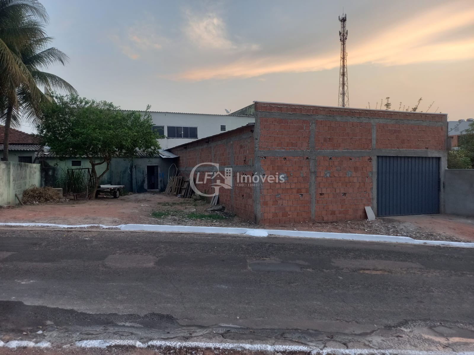 Imperdível oportunidade: Casa comercial de alto padrão à venda em Coxim-MS, no Centro! 3 quartos, 1 suíte, 1 sala, 5 banheiros, 1 vaga de garagem, 180m² de área.