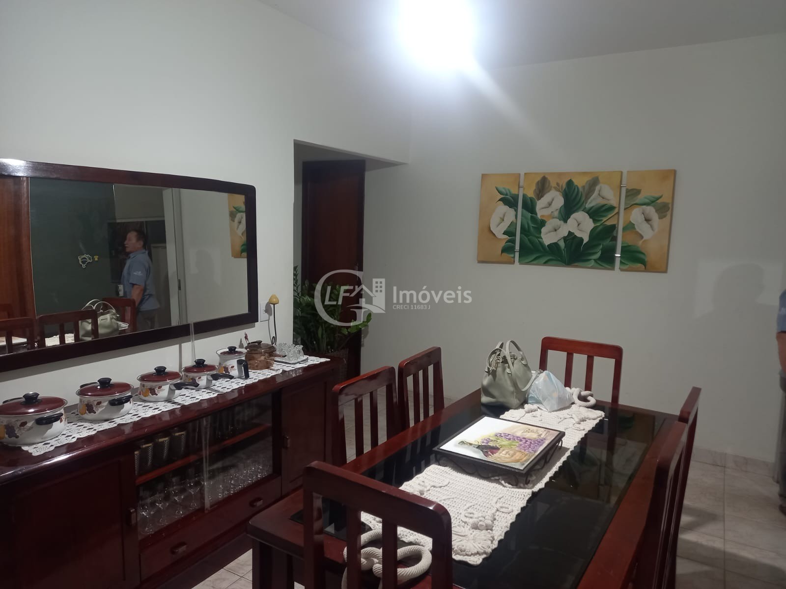 Imperdível oportunidade: Casa comercial de alto padrão à venda em Coxim-MS, no Centro! 3 quartos, 1 suíte, 1 sala, 5 banheiros, 1 vaga de garagem, 180m² de área.