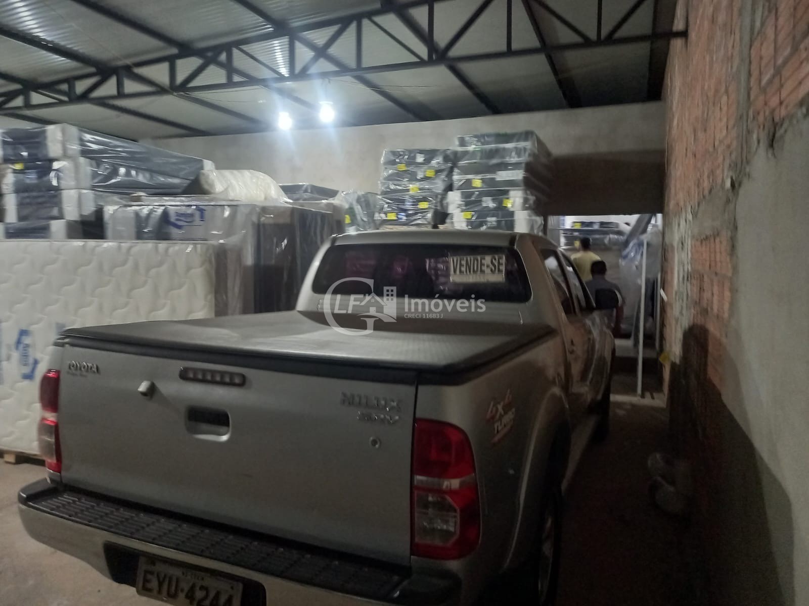 Imperdível oportunidade: Casa comercial de alto padrão à venda em Coxim-MS, no Centro! 3 quartos, 1 suíte, 1 sala, 5 banheiros, 1 vaga de garagem, 180m² de área.