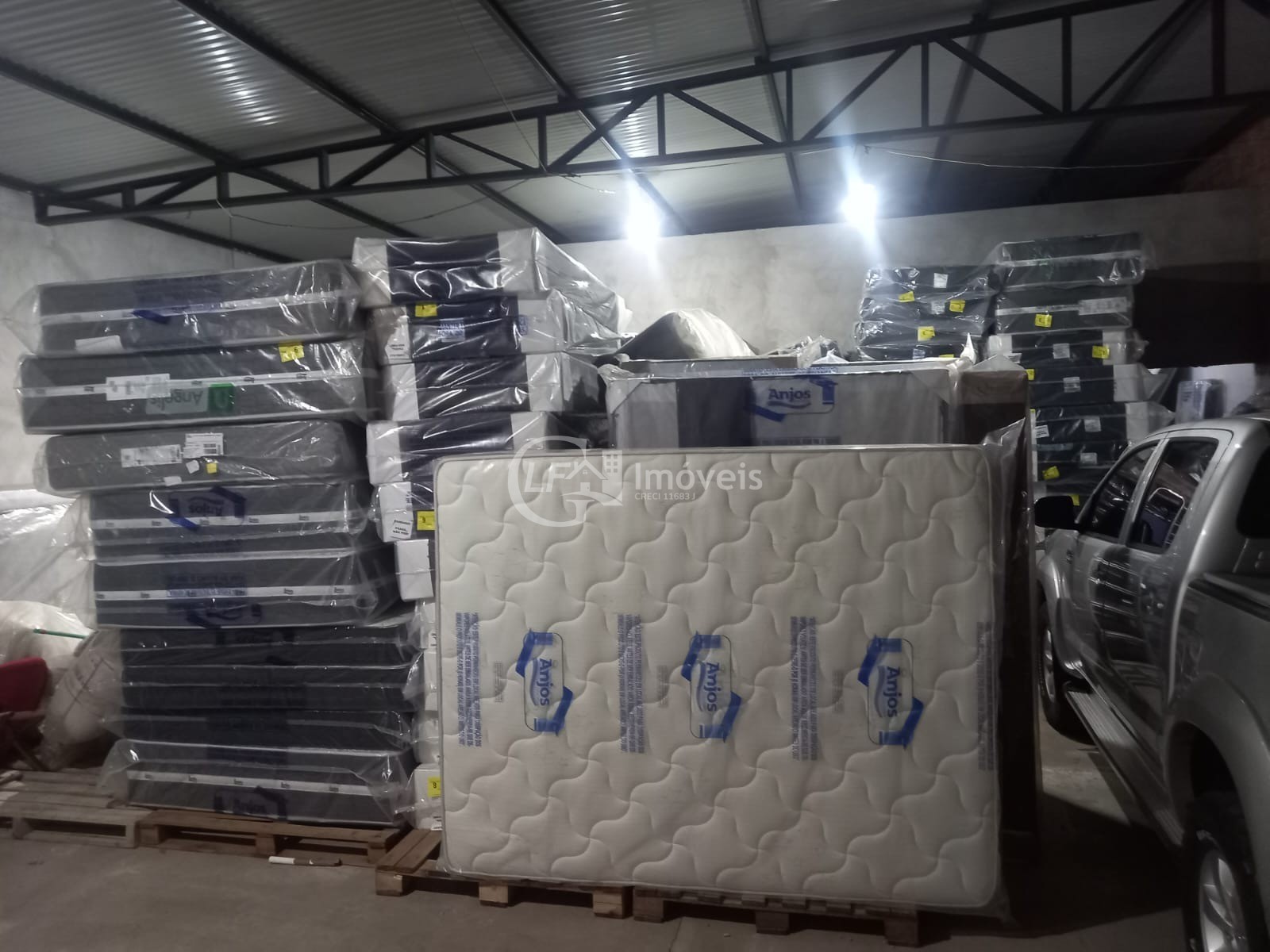Imperdível oportunidade: Casa comercial de alto padrão à venda em Coxim-MS, no Centro! 3 quartos, 1 suíte, 1 sala, 5 banheiros, 1 vaga de garagem, 180m² de área.