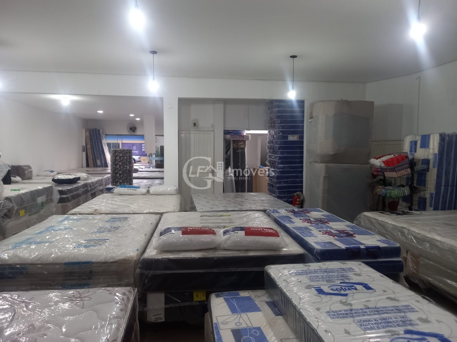 Imperdível oportunidade: Casa comercial de alto padrão à venda em Coxim-MS, no Centro! 3 quartos, 1 suíte, 1 sala, 5 banheiros, 1 vaga de garagem, 180m² de área.