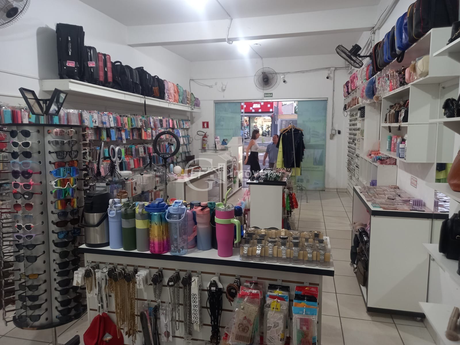 Imperdível oportunidade: Casa comercial de alto padrão à venda em Coxim-MS, no Centro! 3 quartos, 1 suíte, 1 sala, 5 banheiros, 1 vaga de garagem, 180m² de área.