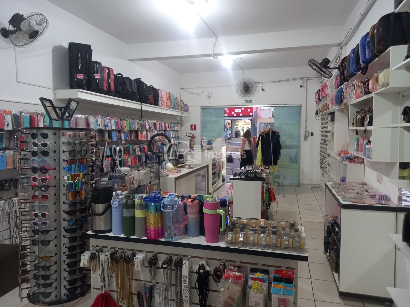Imperdível oportunidade: Casa comercial de alto padrão à venda em Coxim-MS, no Centro! 3 quartos, 1 suíte, 1 sala, 5 banheiros, 1 vaga de garagem, 180m² de área.