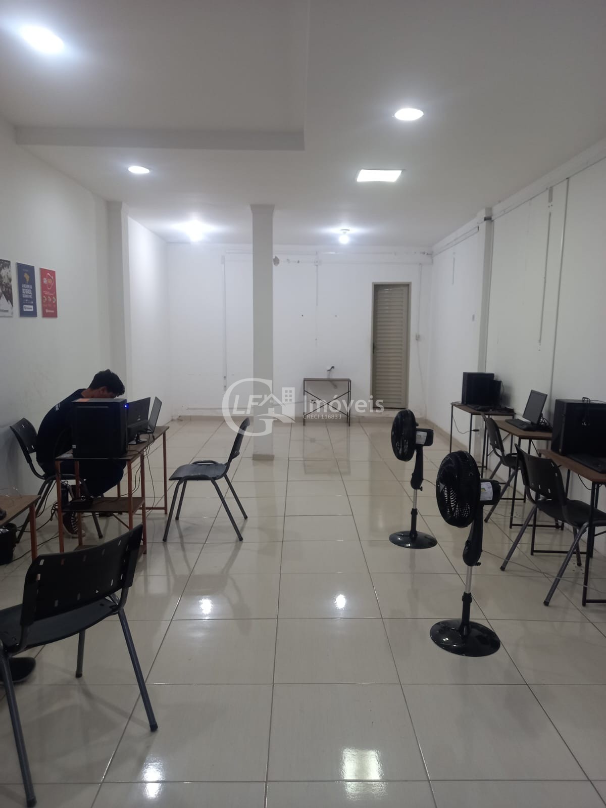 Imperdível oportunidade: Casa comercial de alto padrão à venda em Coxim-MS, no Centro! 3 quartos, 1 suíte, 1 sala, 5 banheiros, 1 vaga de garagem, 180m² de área.