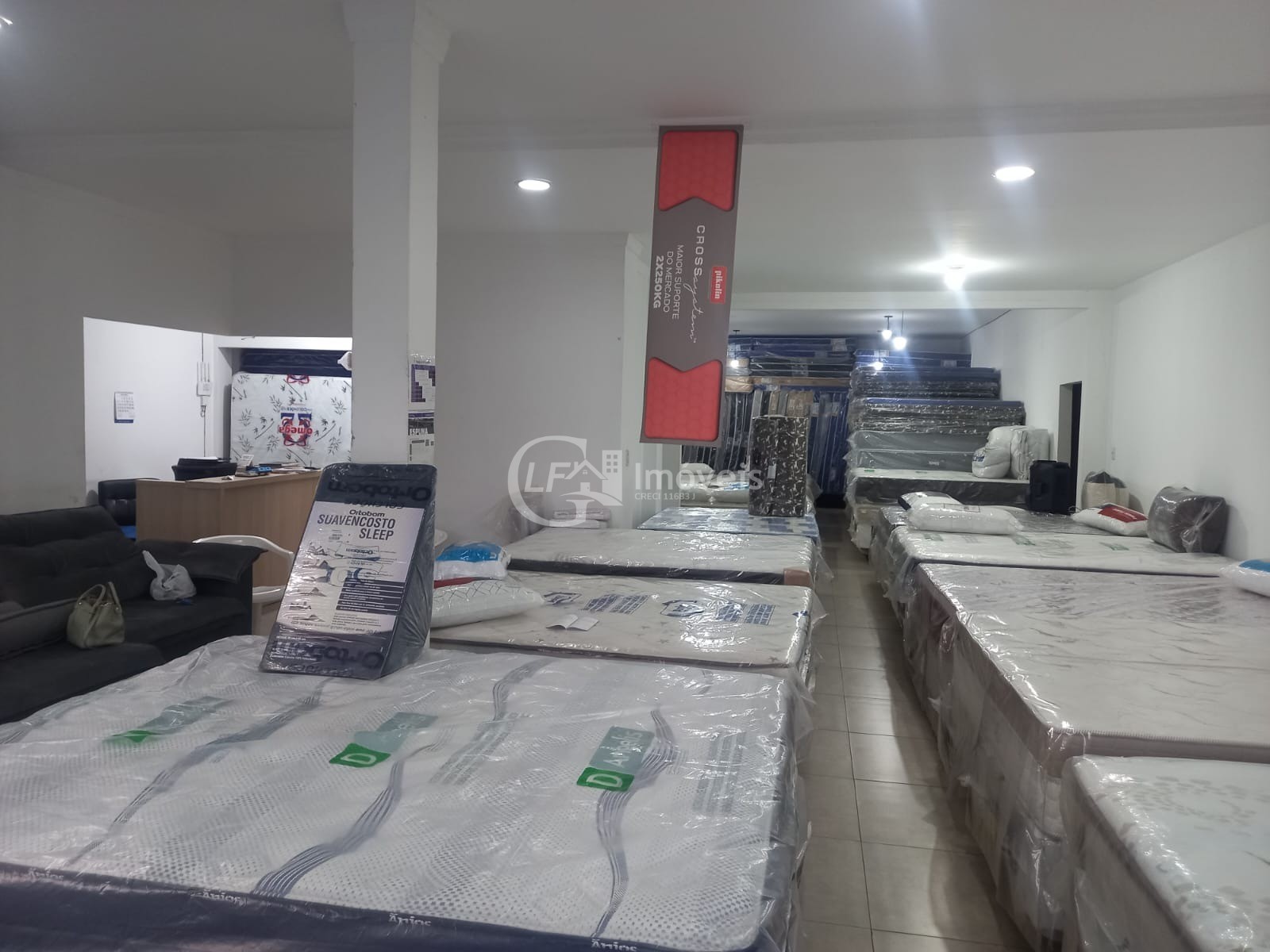 Imperdível oportunidade: Casa comercial de alto padrão à venda em Coxim-MS, no Centro! 3 quartos, 1 suíte, 1 sala, 5 banheiros, 1 vaga de garagem, 180m² de área.
