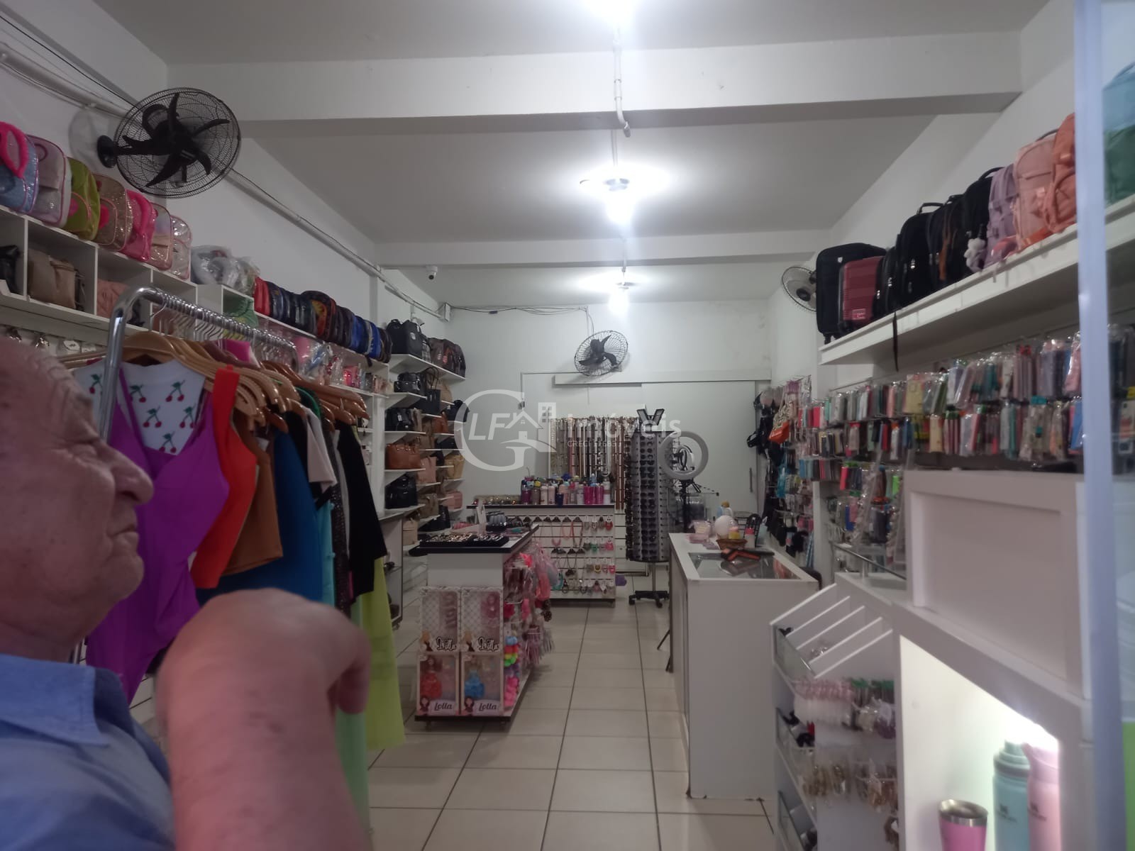 Imperdível oportunidade: Casa comercial de alto padrão à venda em Coxim-MS, no Centro! 3 quartos, 1 suíte, 1 sala, 5 banheiros, 1 vaga de garagem, 180m² de área.