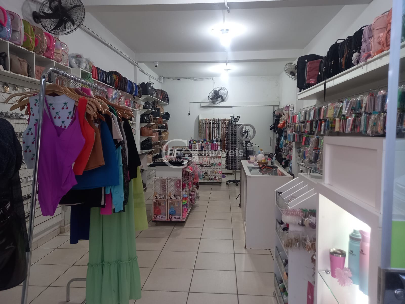 Imperdível oportunidade: Casa comercial de alto padrão à venda em Coxim-MS, no Centro! 3 quartos, 1 suíte, 1 sala, 5 banheiros, 1 vaga de garagem, 180m² de área.