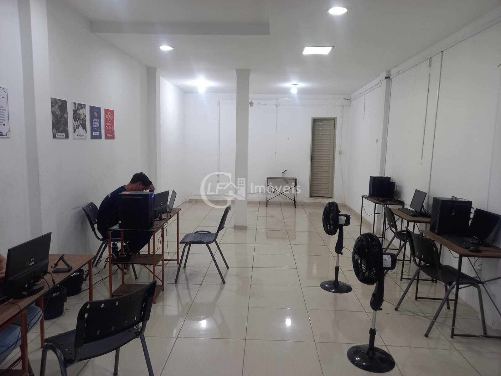 Imperdível oportunidade: Casa comercial de alto padrão à venda em Coxim-MS, no Centro! 3 quartos, 1 suíte, 1 sala, 5 banheiros, 1 vaga de garagem, 180m² de área.