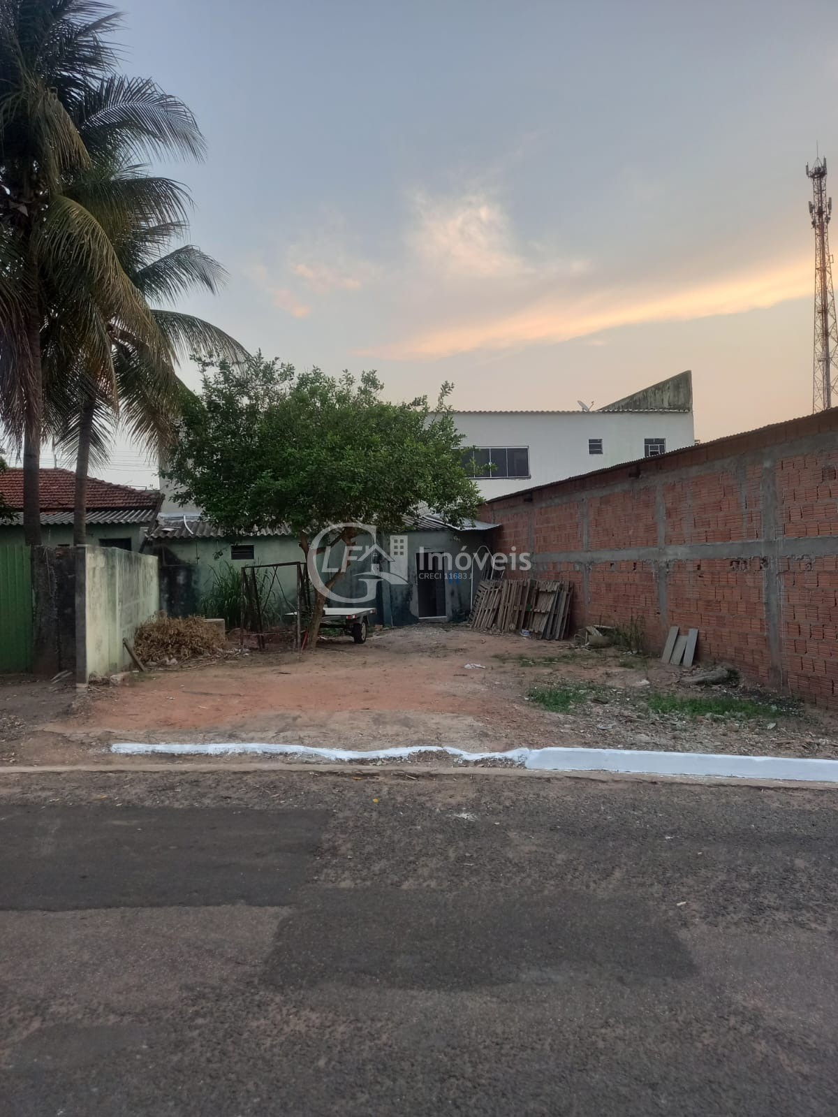 Imperdível oportunidade: Casa comercial de alto padrão à venda em Coxim-MS, no Centro! 3 quartos, 1 suíte, 1 sala, 5 banheiros, 1 vaga de garagem, 180m² de área.