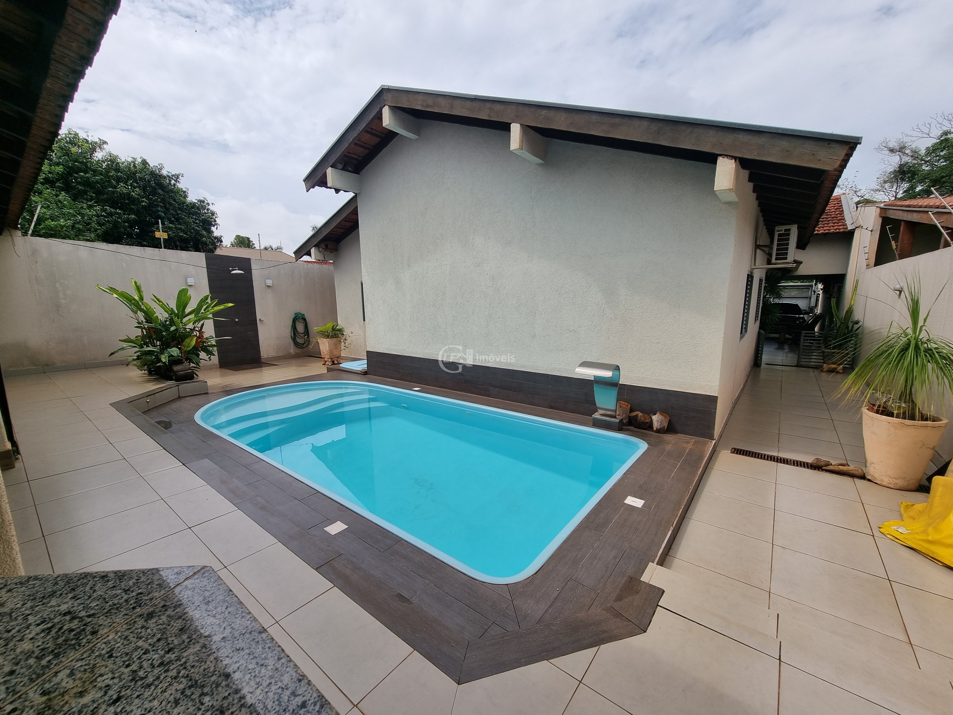 Linda casa com área gourmet e piscina