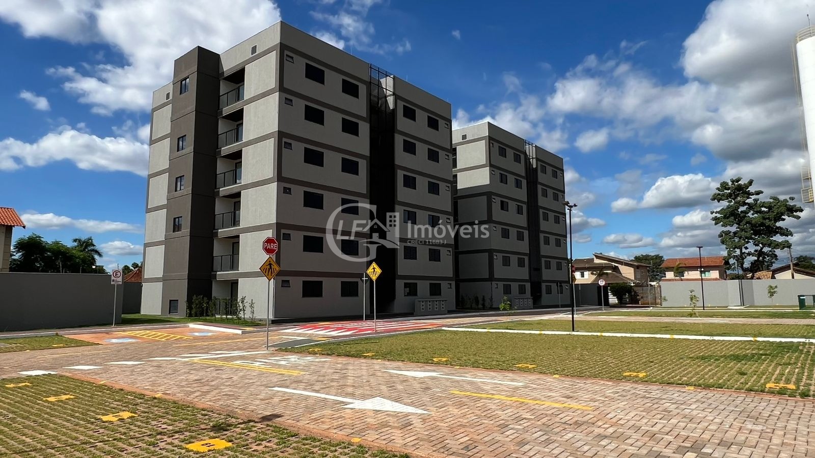 Apartamento à venda em Campo Grande-MS, bairro Tiradentes: 2 quartos, 1 suíte, 1 sala, 2 banheiros, 2 vagas de garagem, 59,38m².
