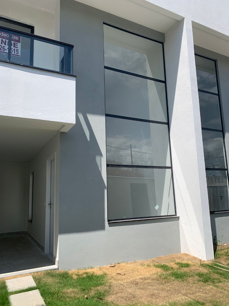 Casa Triplex com 3 quartos sendo uma suíte duas vagas de garagem área gourmet na Enseada Azul