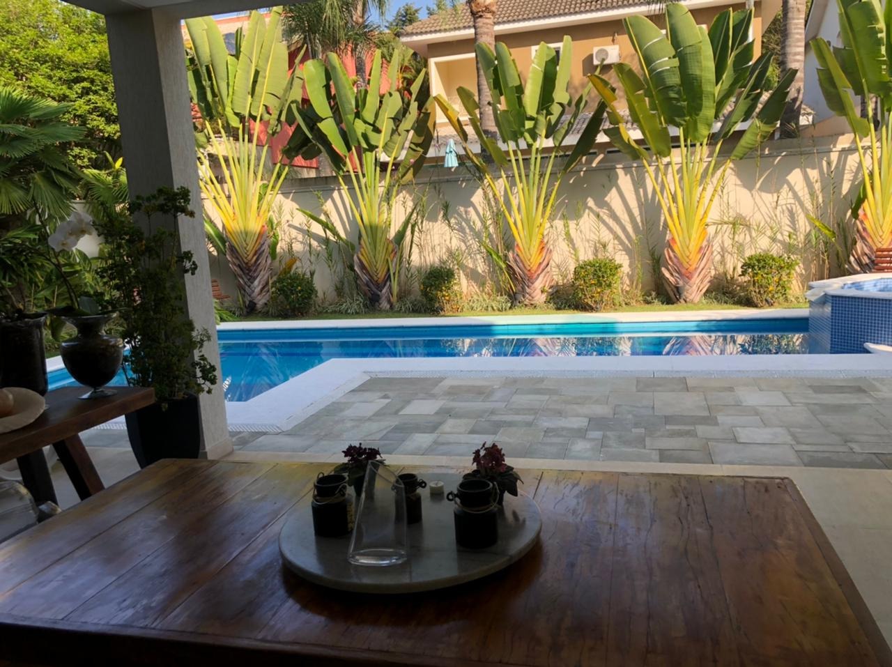Casa 4 suítes MOBILIADA e decorada para locação e ou venda