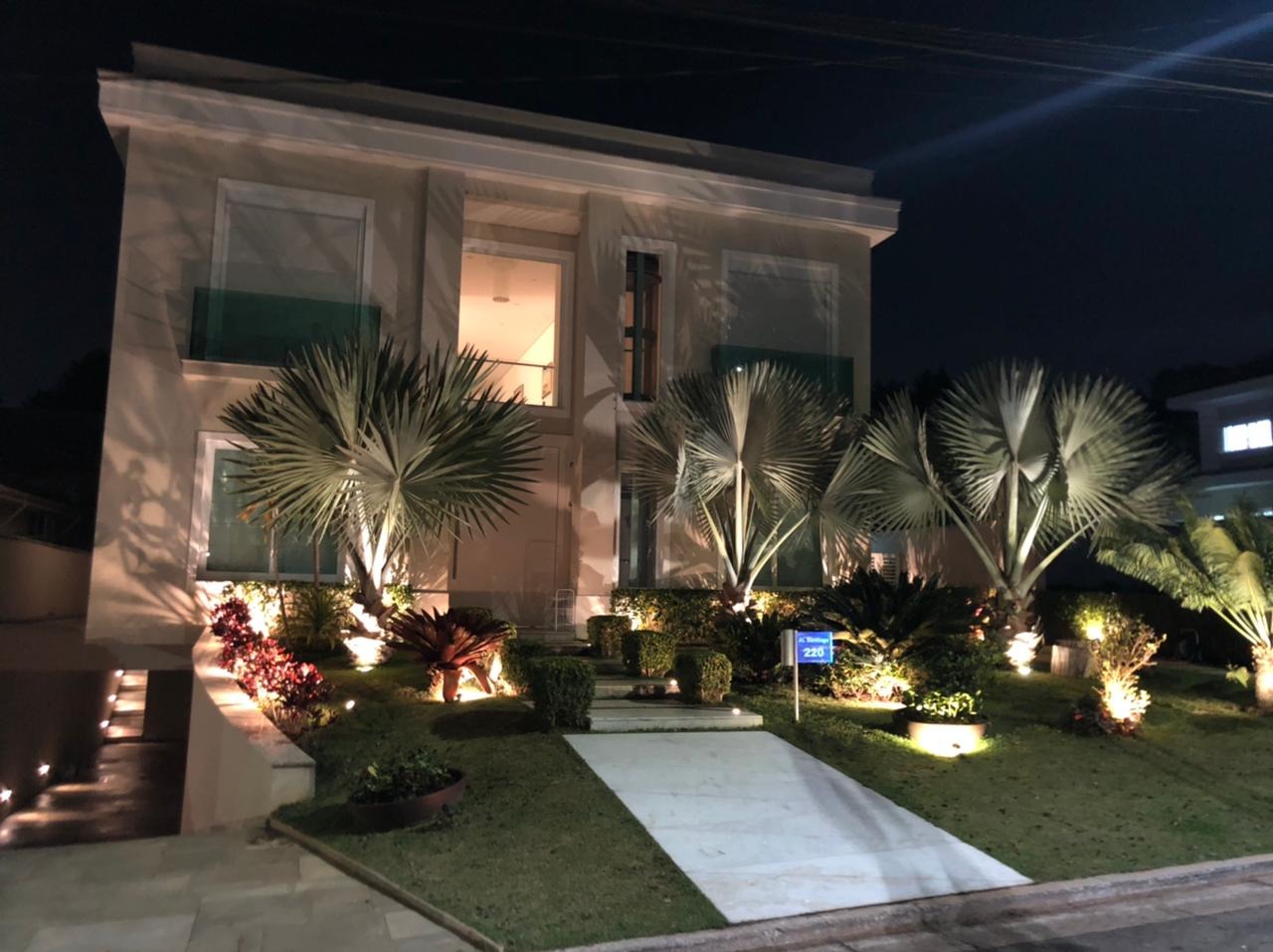Casa 4 suítes mobiliada e decorada para locação e ou venda