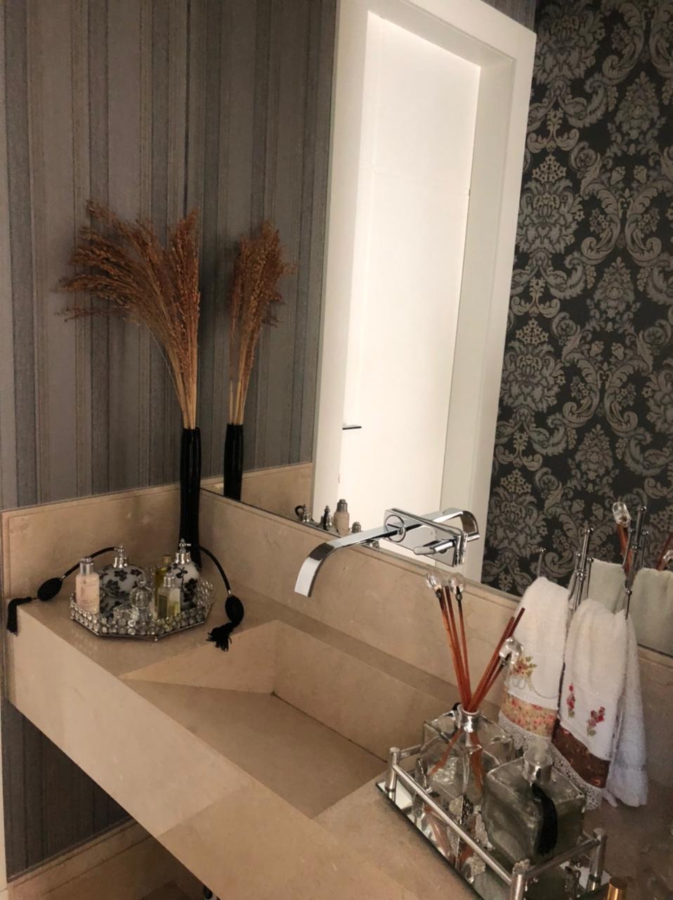 Casa 4 suítes mobiliada e decorada para locação e ou venda