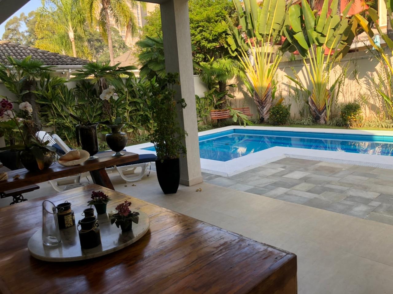 Casa 4 suítes MOBILIADA e decorada para locação e ou venda