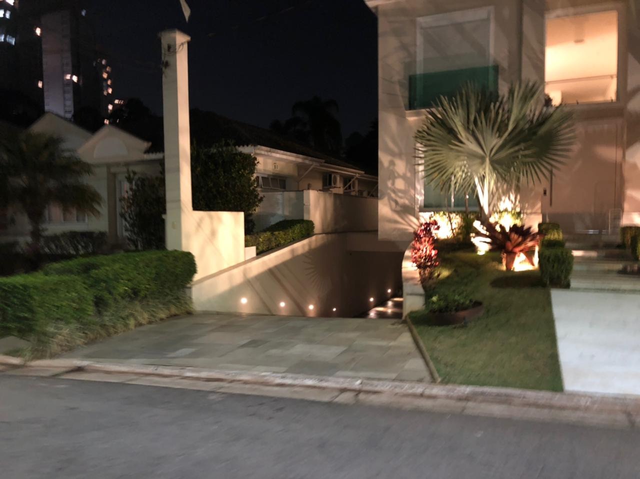 Casa 4 suítes mobiliada e decorada para locação e ou venda