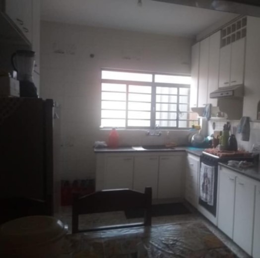 Essa casa é de 250 mts terreno ótima localização á venda