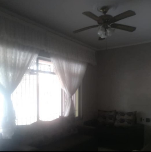 Essa casa é de 250 mts terreno ótima localização á venda