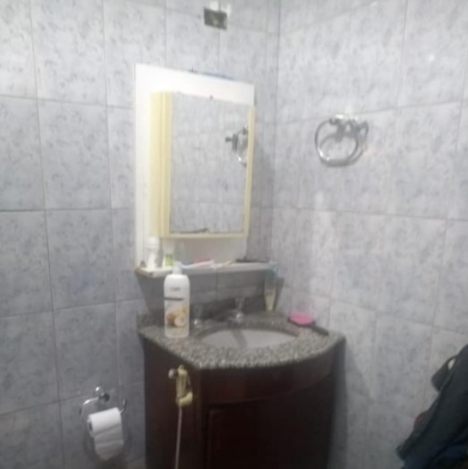 Essa casa é de 250 mts terreno ótima localização á venda