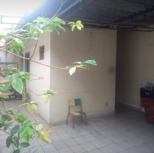 Essa casa é de 250 mts terreno ótima localização á venda