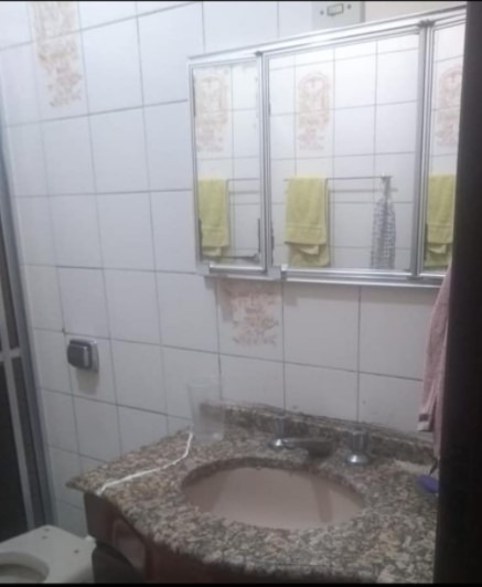 Essa casa é de 250 mts terreno ótima localização á venda