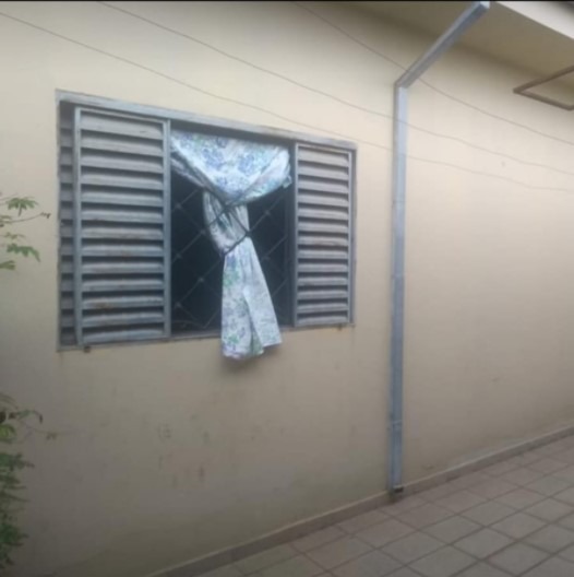 Essa casa é de 250 mts terreno ótima localização á venda