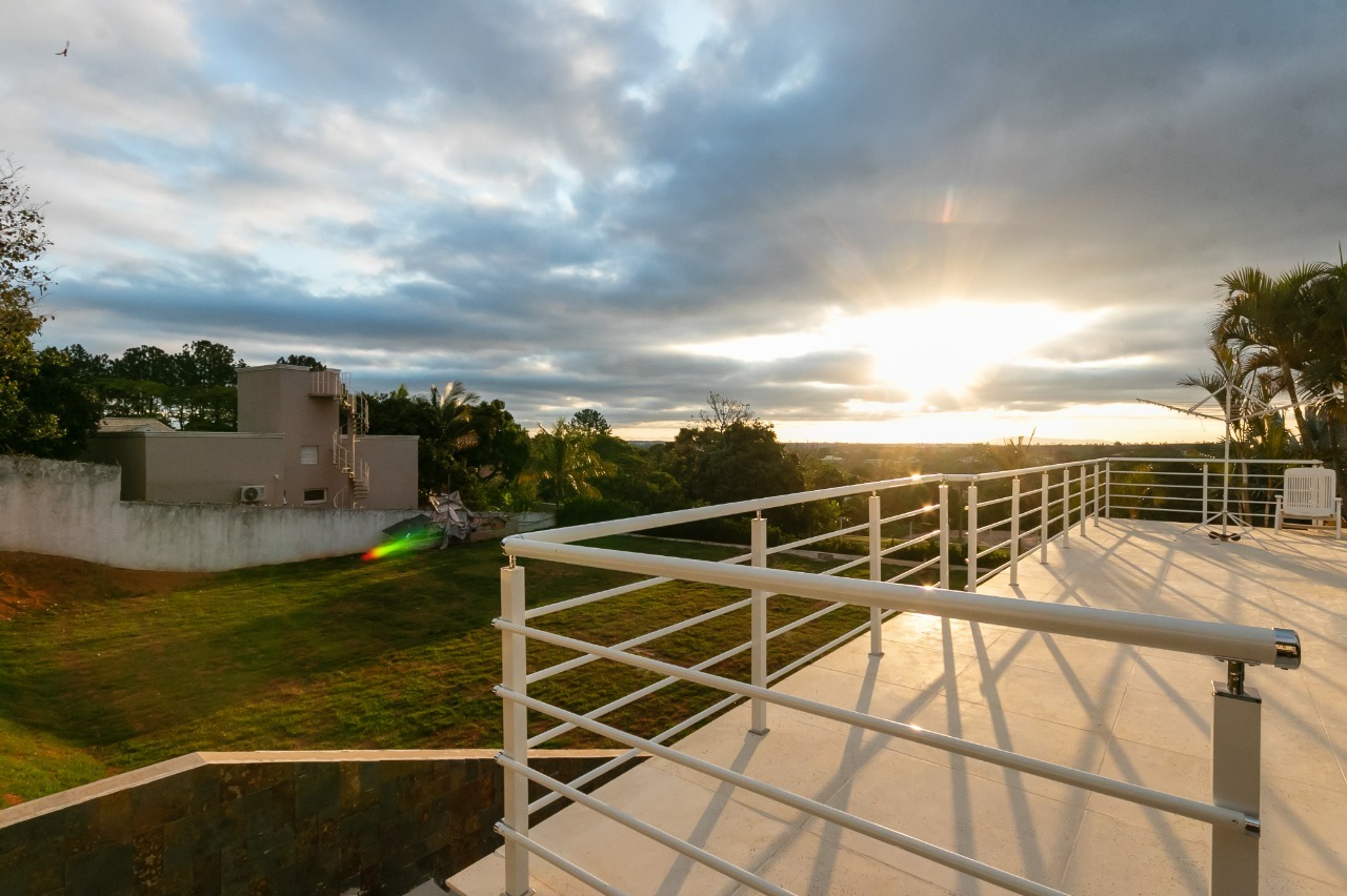Casa de alto padrão no condomínio Village Castelo