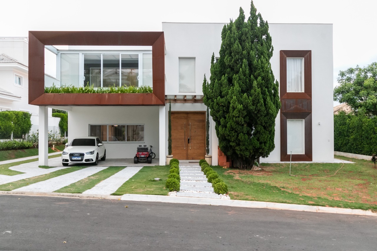 Casa de alto padrão no condomínio Village Castelo