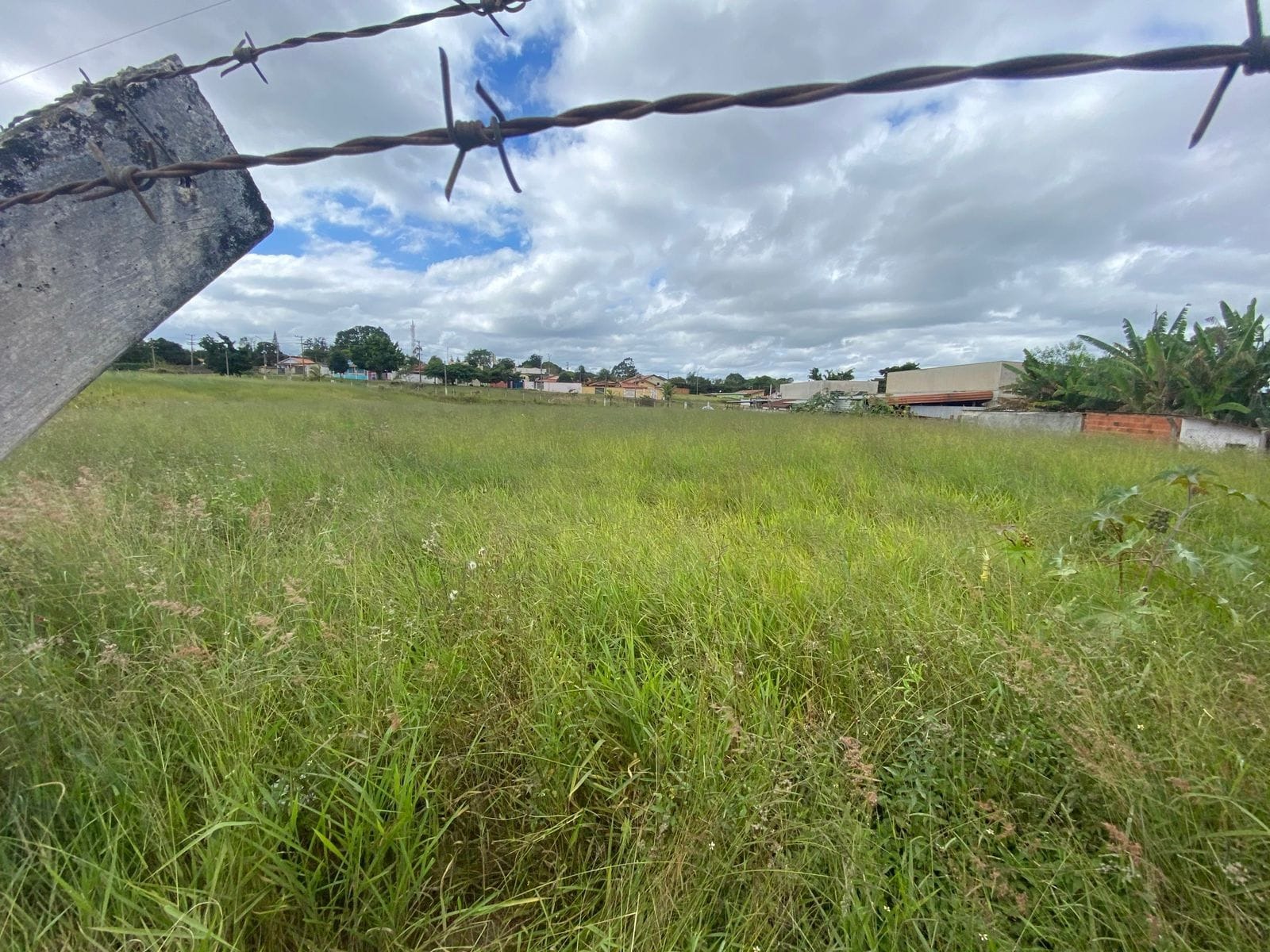 Terreno à venda na rua principal de sarapuí